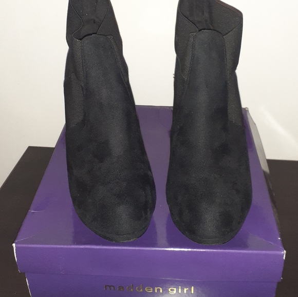 Black shoes. - Picture 7 of 7